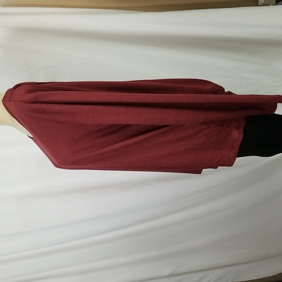 ASKYA LS XL TOP WITH OPEN SLIT BACK OR TIE IN BURGUNDY - Picture 3 of 8